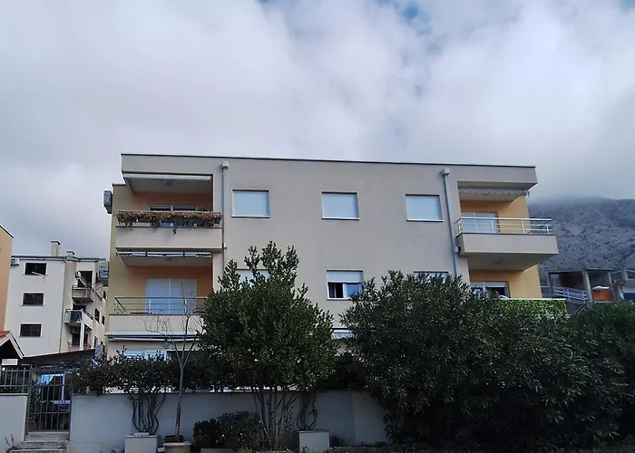 Apartman With Parking Space - 25264 *